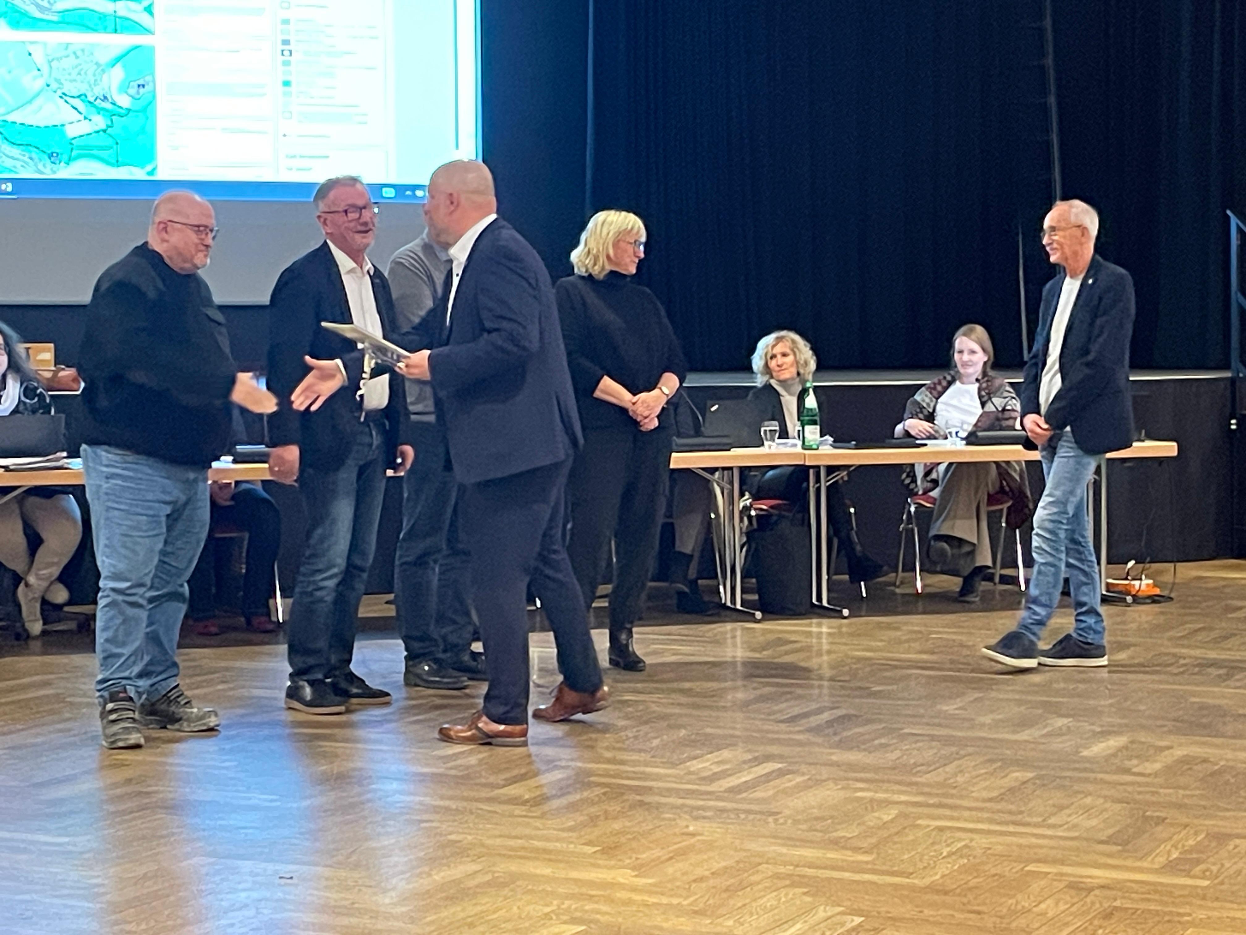 Matthias Thul dankt Ratsmitglied Wolfgang Lenz für 20 Jahre Ratsmitgliedschaft
