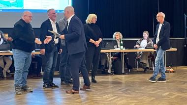 Matthias Thul dankt Ratsmitglied Wolfgang Lenz für 20 Jahre Ratsmitgliedschaft